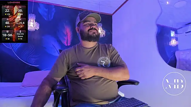 Snapshot of MichaelBear_ chatting on 10-16-25, 01:45 MichaelBear online show from 10-16-25, 01:45