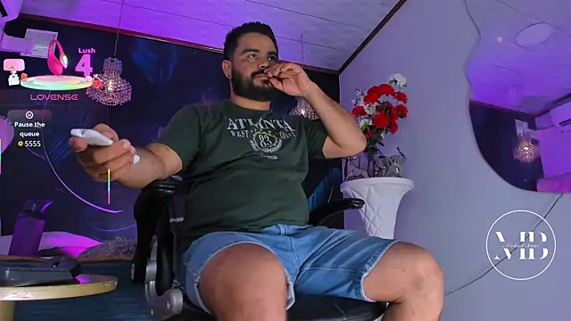 Snapshot of MichaelBear_ chatting on 10-23-25, 01:43 MichaelBear online show from 10-23-25, 01:43