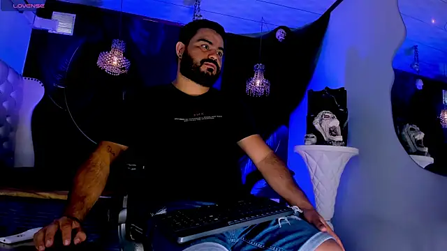 Snapshot of MichaelBear_ chatting on 10-30-25, 01:34 MichaelBear online show from 10-30-25, 01:34