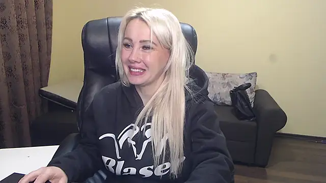 Snapshot of KandyHellenx chatting on 01-15-26, 05:12 KandyHellenx online show from 01-15-26, 05:12