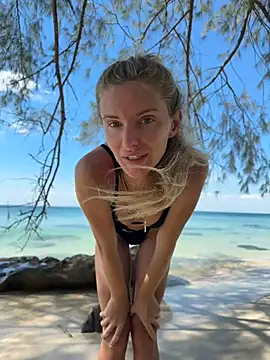 Snapshot of neighbours_love chatting on 01-16-25, 06:35 neighbours love online show from 01-16-25, 06:35