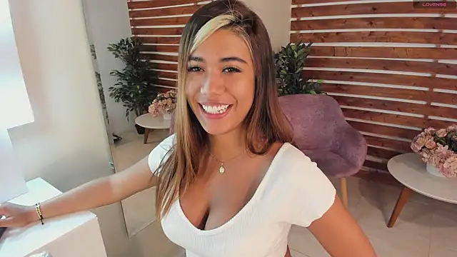 Snapshot of _MeganRain chatting on 02-05-25, 05:09 MeganRain online show from 02-05-25, 05:09