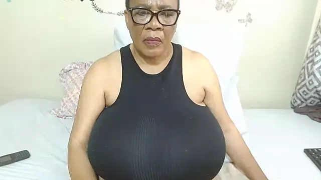 Snapshot of DairyQueen2 chatting on 10-31-25, 09:32 DairyQueen2 online show from 10-31-25, 09:32