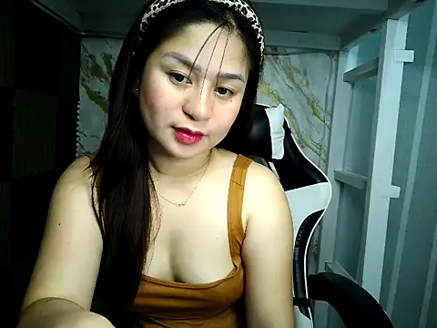 Snapshot of Mia_2022 chatting on 10-17-25, 07:11 Mia 2022 online show from 10-17-25, 07:11