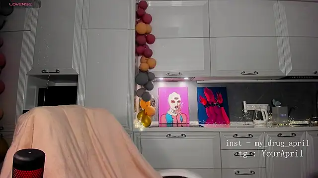 Snapshot of MyApril chatting on 01-09-25, 12:35 MyApril online show from 01-09-25, 12:35