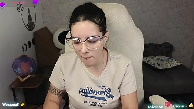 Snapshot of blue__moon_ chatting on 02-17-25, 04:20 blue moon online show from 02-17-25, 04:20