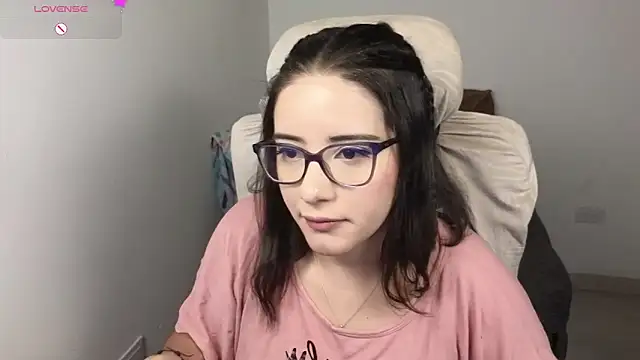 Snapshot of blue__moon_ chatting on 11-06-25, 06:25 blue moon online show from 11-06-25, 06:25