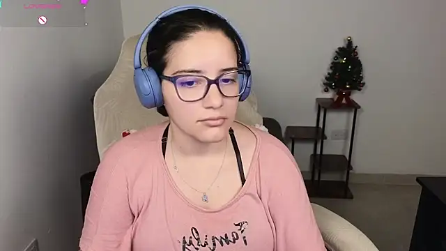 Snapshot of blue__moon_ chatting on 12-02-25, 01:00 blue moon online show from 12-02-25, 01:00