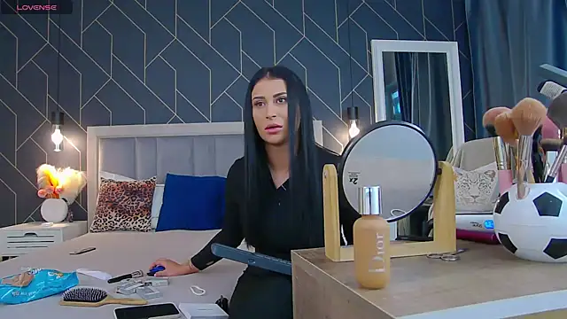 Snapshot of EmyLaveau chatting on 02-14-25, 06:02 EmyLaveau online show from 02-14-25, 06:02