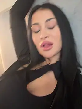 Snapshot of EmyLaveau chatting on 02-14-25, 03:05 EmyLaveau online show from 02-14-25, 03:05