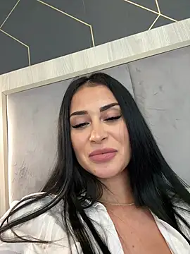 Snapshot of EmyLaveau chatting on 02-18-25, 08:27 EmyLaveau online show from 02-18-25, 08:27