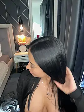 Snapshot of EmyLaveau chatting on 03-13-25, 01:07 EmyLaveau online show from 03-13-25, 01:07