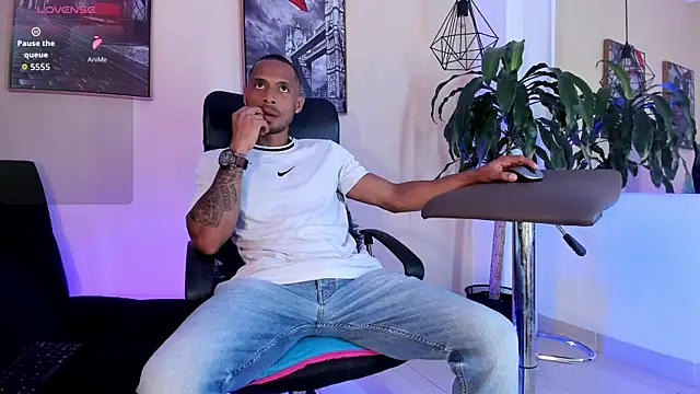 Snapshot of Sweet_Alessandre chatting on 10-22-25, 07:13 Sweet Alessandre online show from 10-22-25, 07:13