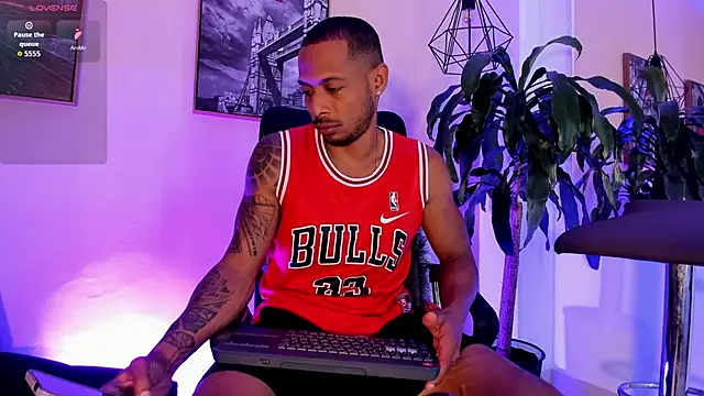 Snapshot of Sweet_Alessandre chatting on 11-15-25, 07:43 Sweet Alessandre online show from 11-15-25, 07:43