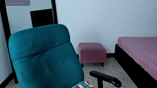 Snapshot of MaiaPetitte_ chatting on 12-30-24, 01:25 MaiaPetitte online show from 12-30-24, 01:25