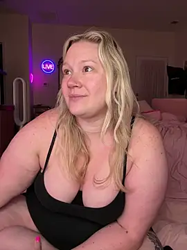 Snapshot of PiggyRose chatting on 05-02-26, 01:32 PiggyRose online show from 05-02-26, 01:32