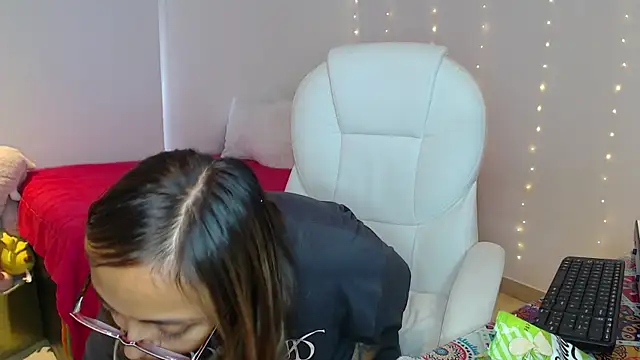 Snapshot of Gabi_morales chatting on 10-27-25, 08:02 Gabi morales online show from 10-27-25, 08:02