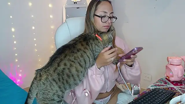 Snapshot of Gabi_morales chatting on 11-12-25, 06:36 Gabi morales online show from 11-12-25, 06:36