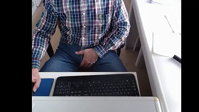 Snapshot of dutchpornking chatting on 02-16-25, 08:32 dutchpornking online show from 02-16-25, 08:32