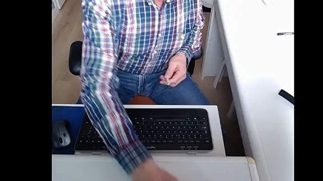 Snapshot of dutchpornking chatting on 02-25-25, 02:33 dutchpornking online show from 02-25-25, 02:33