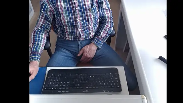 Snapshot of dutchpornking chatting on 02-26-25, 03:19 dutchpornking online show from 02-26-25, 03:19