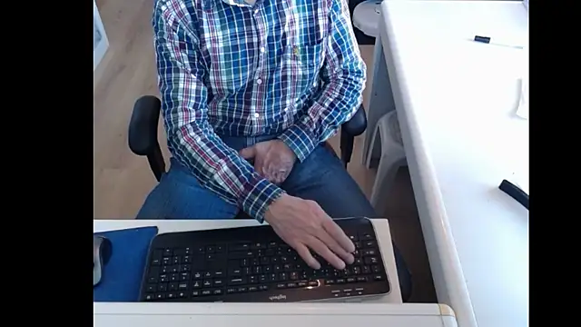 Snapshot of dutchpornking chatting on 03-14-25, 07:37 dutchpornking online show from 03-14-25, 07:37