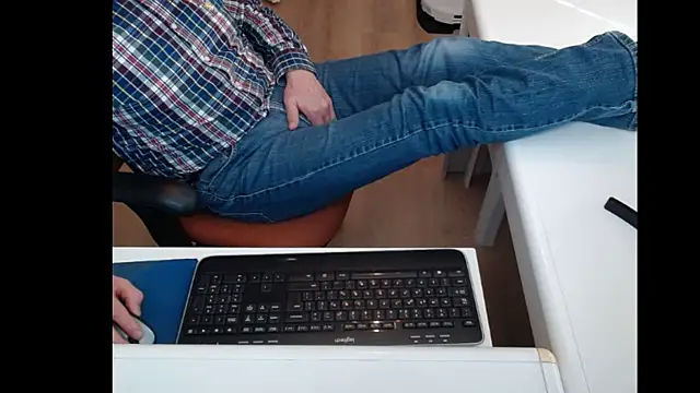 Snapshot of dutchpornking chatting on 03-16-25, 04:01 dutchpornking online show from 03-16-25, 04:01