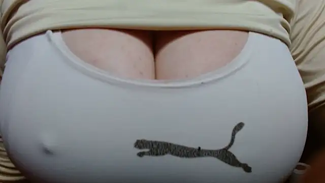 Snapshot of AnnyelinnaLove chatting on 12-29-24, 01:24 AnnyelinnaLove online show from 12-29-24, 01:24