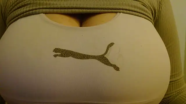 Snapshot of AnnyelinnaLove chatting on 10-11-25, 04:01 AnnyelinnaLove online show from 10-11-25, 04:01