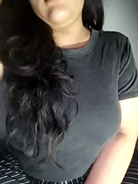 Snapshot of Annerae chatting on 10-25-25, 04:02 Annerae online show from 10-25-25, 04:02