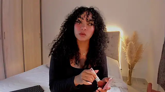 Snapshot of mariam_hill chatting on 11-22-25, 03:00 mariam hill online show from 11-22-25, 03:00