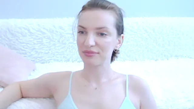 Snapshot of Beauty_Alex chatting on 06-14-26, 02:20 Beauty Alex online show from 06-14-26, 02:20