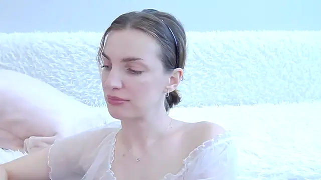Snapshot of Beauty_Alex chatting on 06-18-26, 03:18 Beauty Alex online show from 06-18-26, 03:18