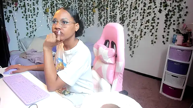 Snapshot of violeta_milleer chatting on 09-19-25, 03:02 violeta milleer online show from 09-19-25, 03:02