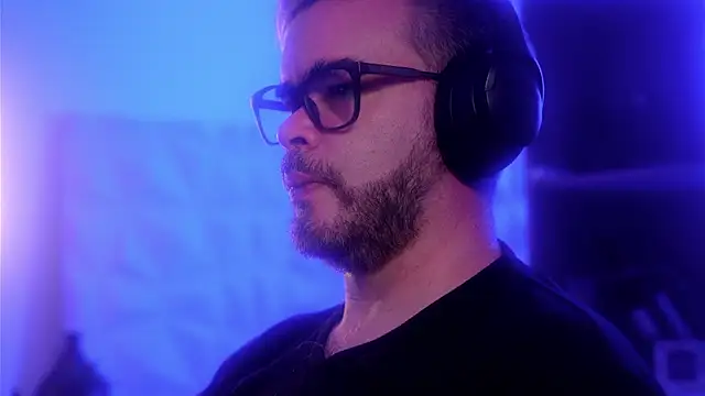 Snapshot of Sanders_White chatting on 12-18-25, 04:29 Sanders White online show from 12-18-25, 04:29