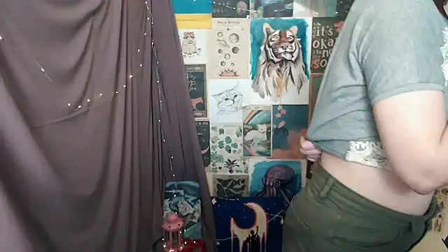 Snapshot of VeryVeryVeryShy_ chatting on 02-02-25, 12:35 VeryVeryVeryShy online show from 02-02-25, 12:35