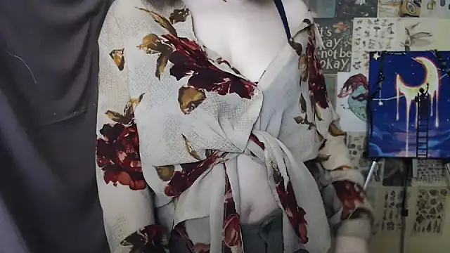 Snapshot of VeryVeryVeryShy_ chatting on 03-06-25, 06:52 VeryVeryVeryShy online show from 03-06-25, 06:52