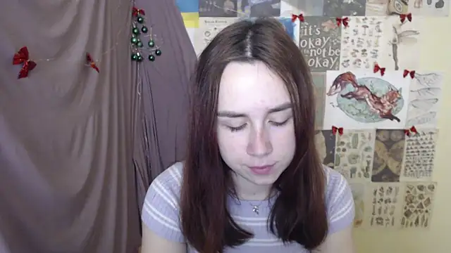 Snapshot of VeryVeryVeryShy_ chatting on 12-17-25, 09:15 VeryVeryVeryShy online show from 12-17-25, 09:15