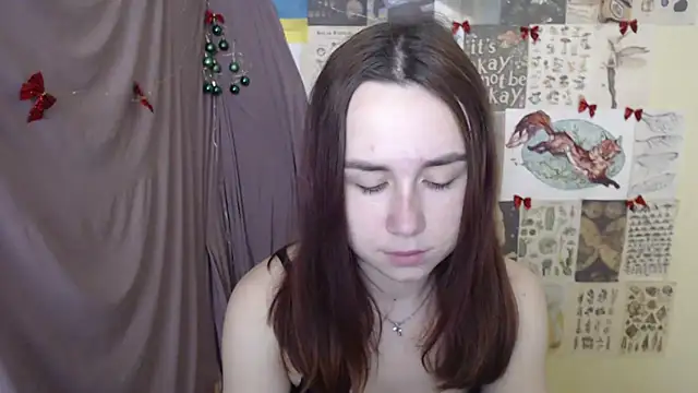 Snapshot of VeryVeryVeryShy_ chatting on 12-18-25, 10:21 VeryVeryVeryShy online show from 12-18-25, 10:21