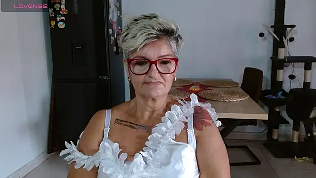 Snapshot of bety-cum2 chatting on 06-15-26, 01:35 bety-cum2 online show from 06-15-26, 01:35
