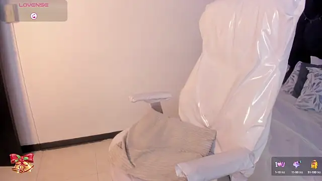 Snapshot of lauren_fit chatting on 02-24-25, 05:53 lauren fit online show from 02-24-25, 05:53