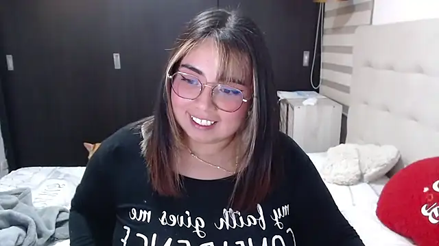 Snapshot of yini_angel chatting on 06-22-26, 04:20 yini angel online show from 06-22-26, 04:20