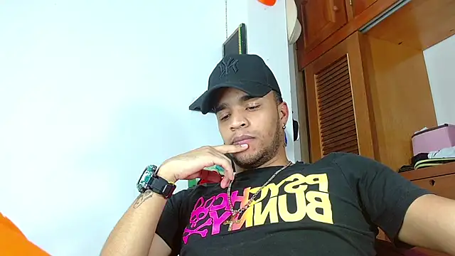 Snapshot of Bigcock_21cm_ chatting on 02-12-25, 02:03 Bigcock 21cm online show from 02-12-25, 02:03