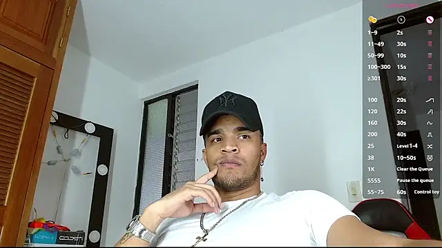 Snapshot of Bigcock_21cm_ chatting on 02-21-25, 10:26 Bigcock 21cm online show from 02-21-25, 10:26