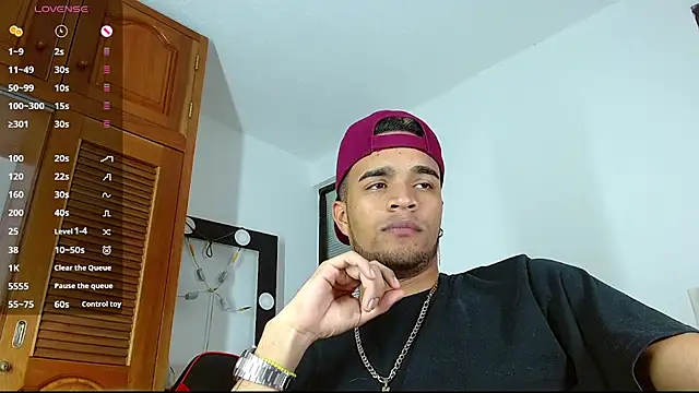 Snapshot of Bigcock_21cm_ chatting on 02-22-25, 10:09 Bigcock 21cm online show from 02-22-25, 10:09