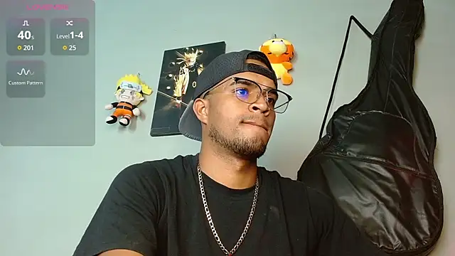 Snapshot of Bigcock_21cm_ chatting on 10-28-25, 08:55 Bigcock 21cm online show from 10-28-25, 08:55