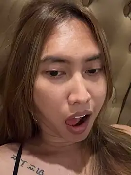 Snapshot of BombshellPH chatting on 11-28-25, 04:42 BombshellPH online show from 11-28-25, 04:42