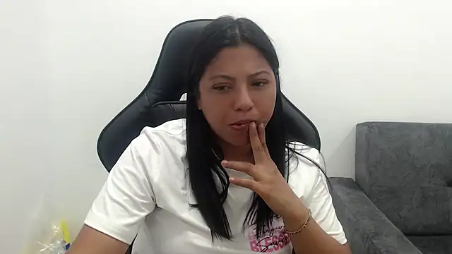 Snapshot of Leylafourniert chatting on 06-29-26, 05:57 Leylafourniert online show from 06-29-26, 05:57