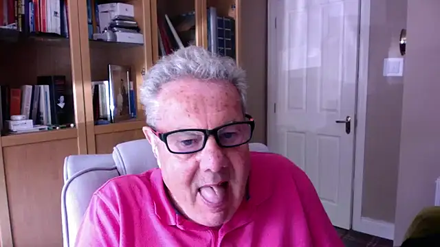 Snapshot of Oldpistolpete chatting on 05-11-26, 12:55 Oldpistolpete online show from 05-11-26, 12:55