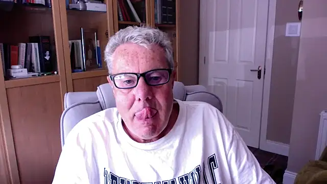 Snapshot of Oldpistolpete chatting on 06-28-26, 02:01 Oldpistolpete online show from 06-28-26, 02:01